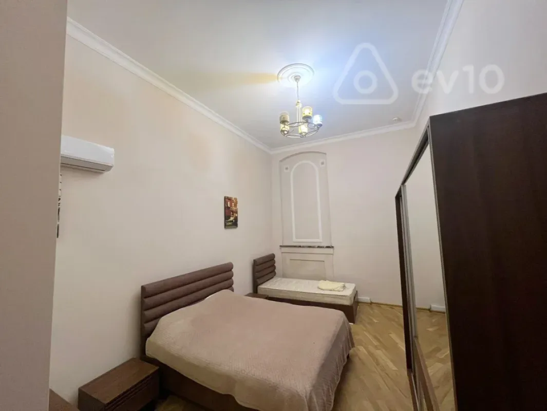 Kirayə verilir 4 otaqlı köhnə tikili 170 m²
