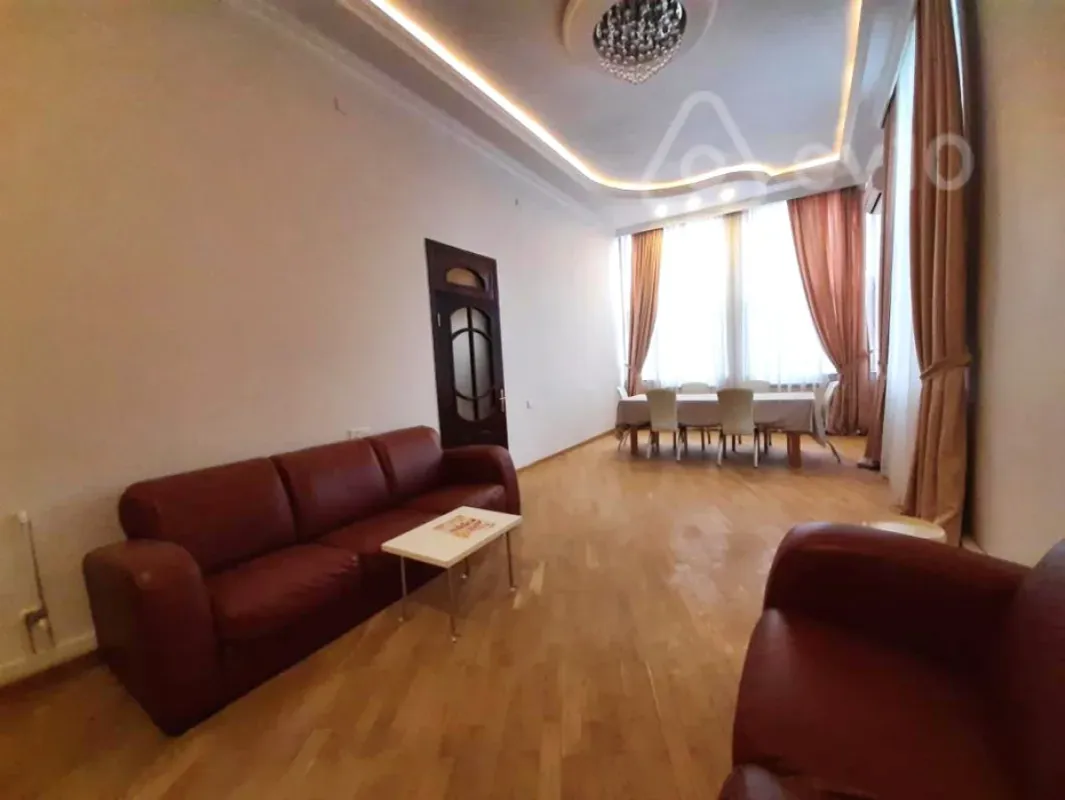 Kirayə verilir 4 otaqlı köhnə tikili 170 m²