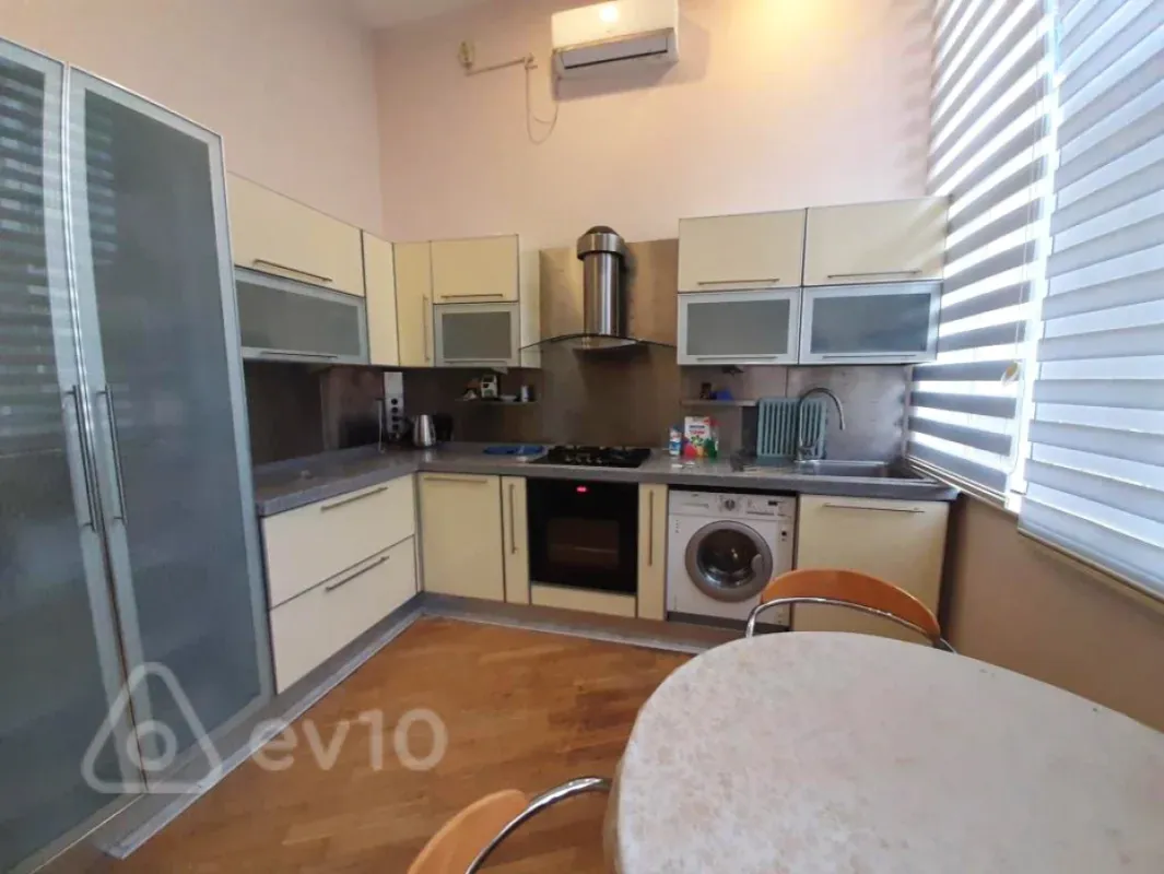 Kirayə verilir 4 otaqlı köhnə tikili 170 m²