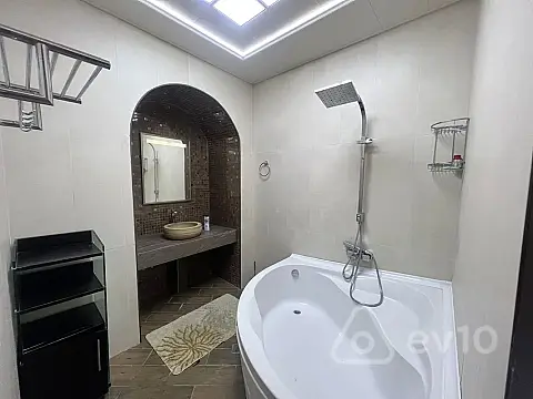 Kirayə verilir 4 otaqlı köhnə tikili 170 m²
