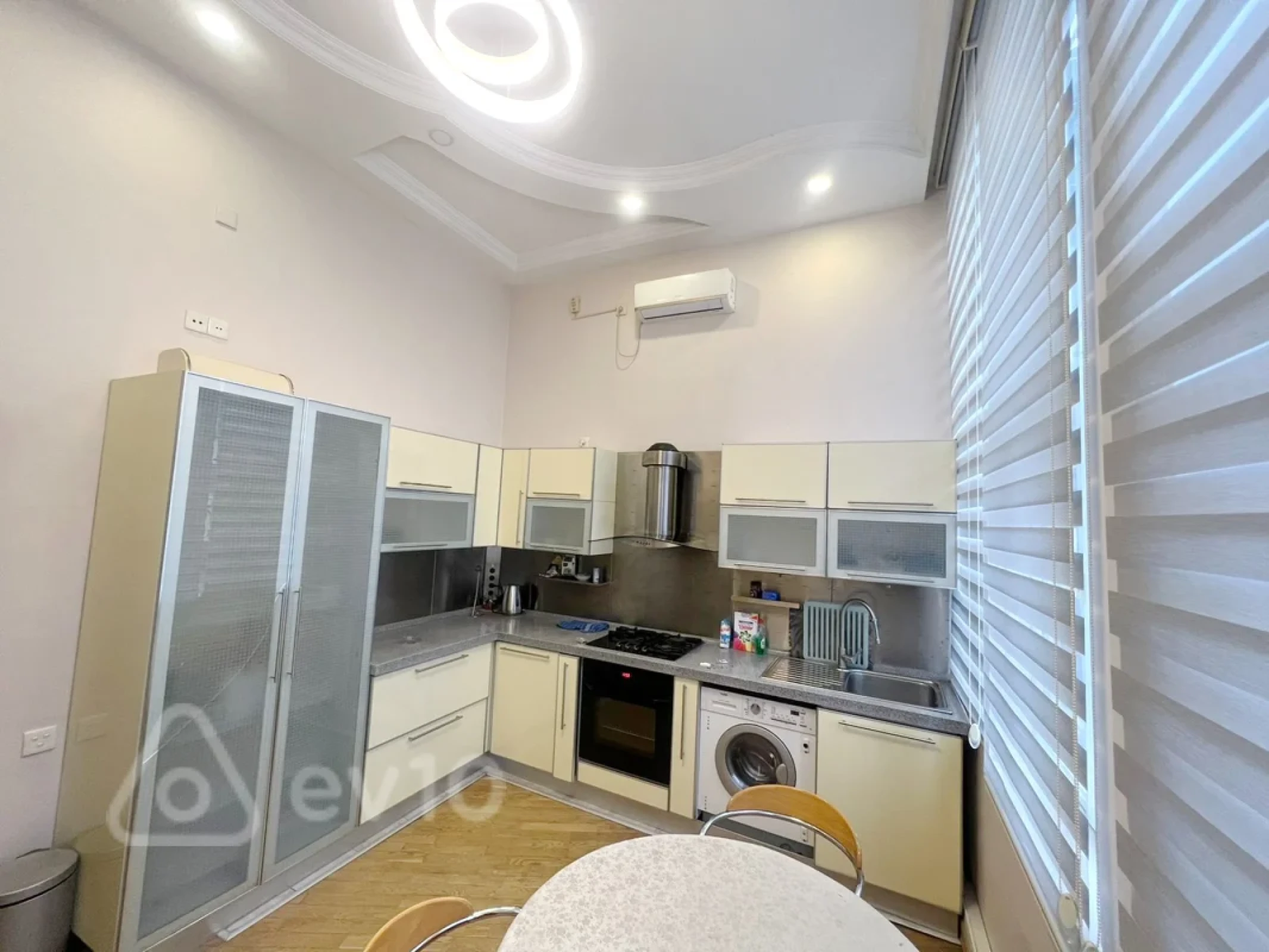 Kirayə verilir 4 otaqlı köhnə tikili 170 m²