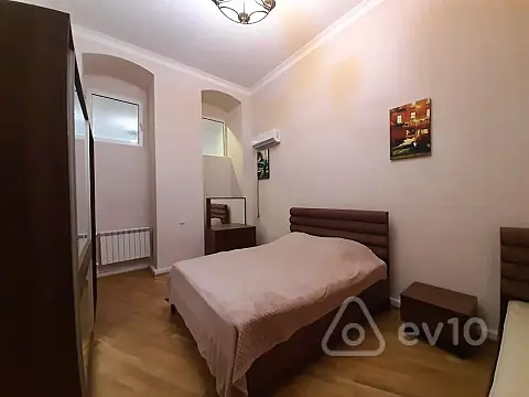 Kirayə verilir 4 otaqlı köhnə tikili 170 m²
