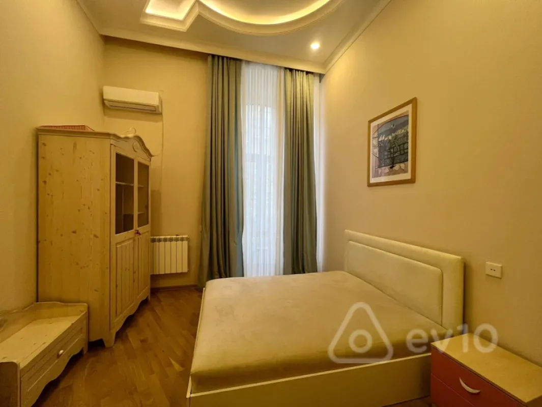 Kirayə verilir 4 otaqlı köhnə tikili 170 m²