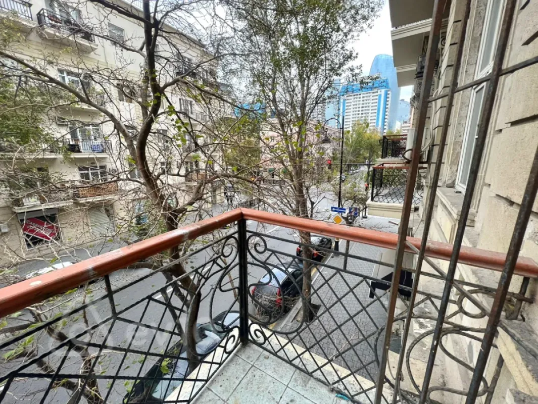 Kirayə verilir 4 otaqlı köhnə tikili 170 m²