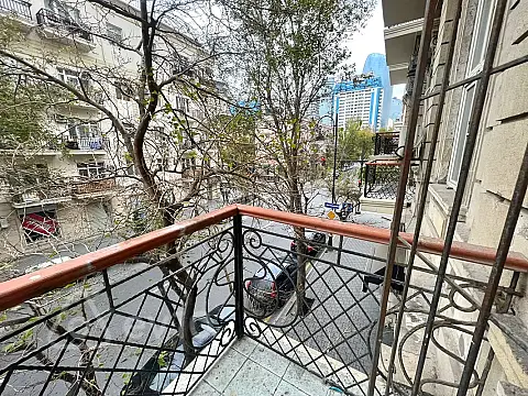 Kirayə verilir 4 otaqlı köhnə tikili 170 m²
