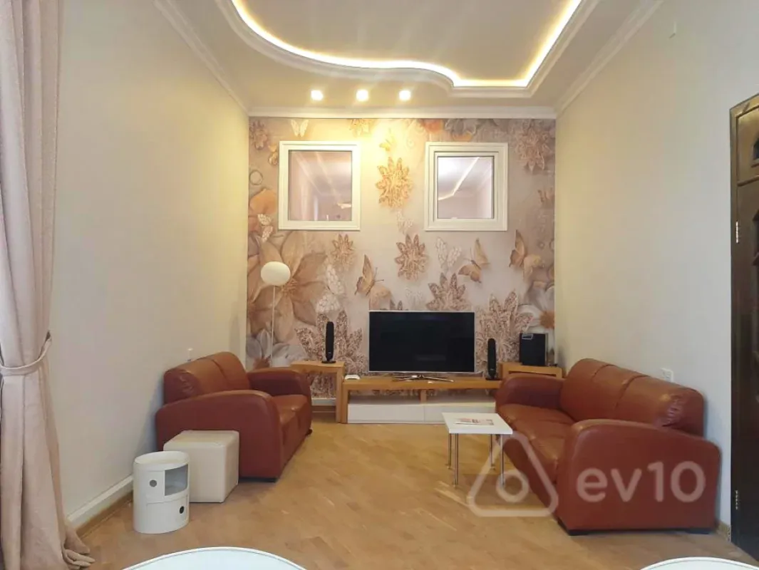 Kirayə verilir 4 otaqlı köhnə tikili 170 m²