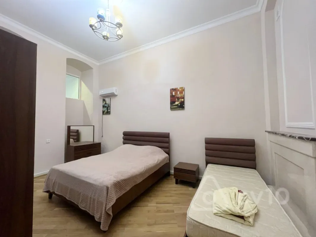 Kirayə verilir 4 otaqlı köhnə tikili 170 m²