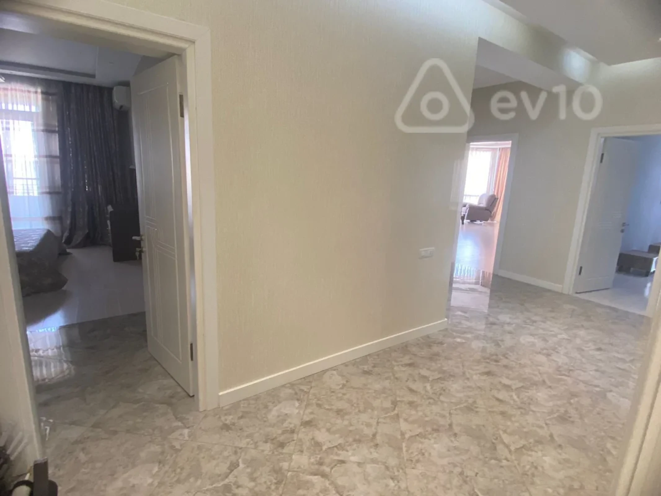 Kirayə verilir 4 otaqlı yeni tikili 210 m²