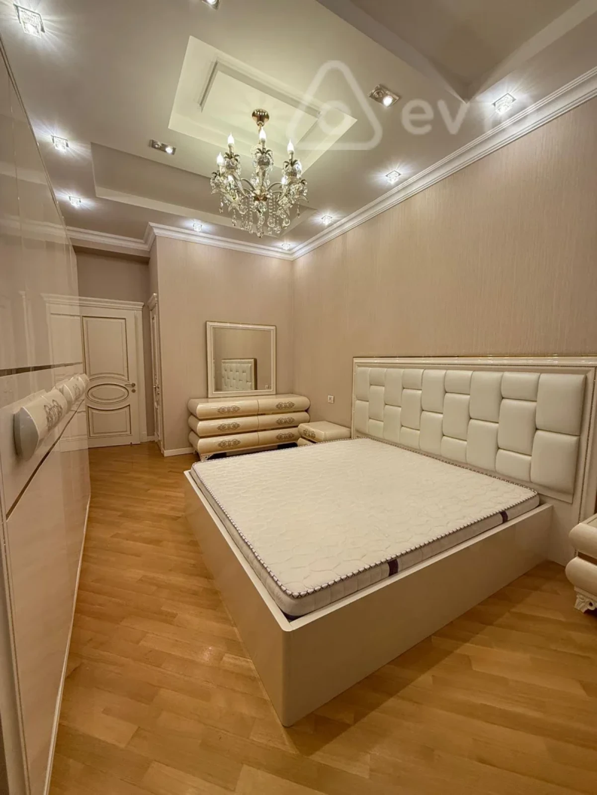 Satılır 4 otaqlı yeni tikili 180 m²