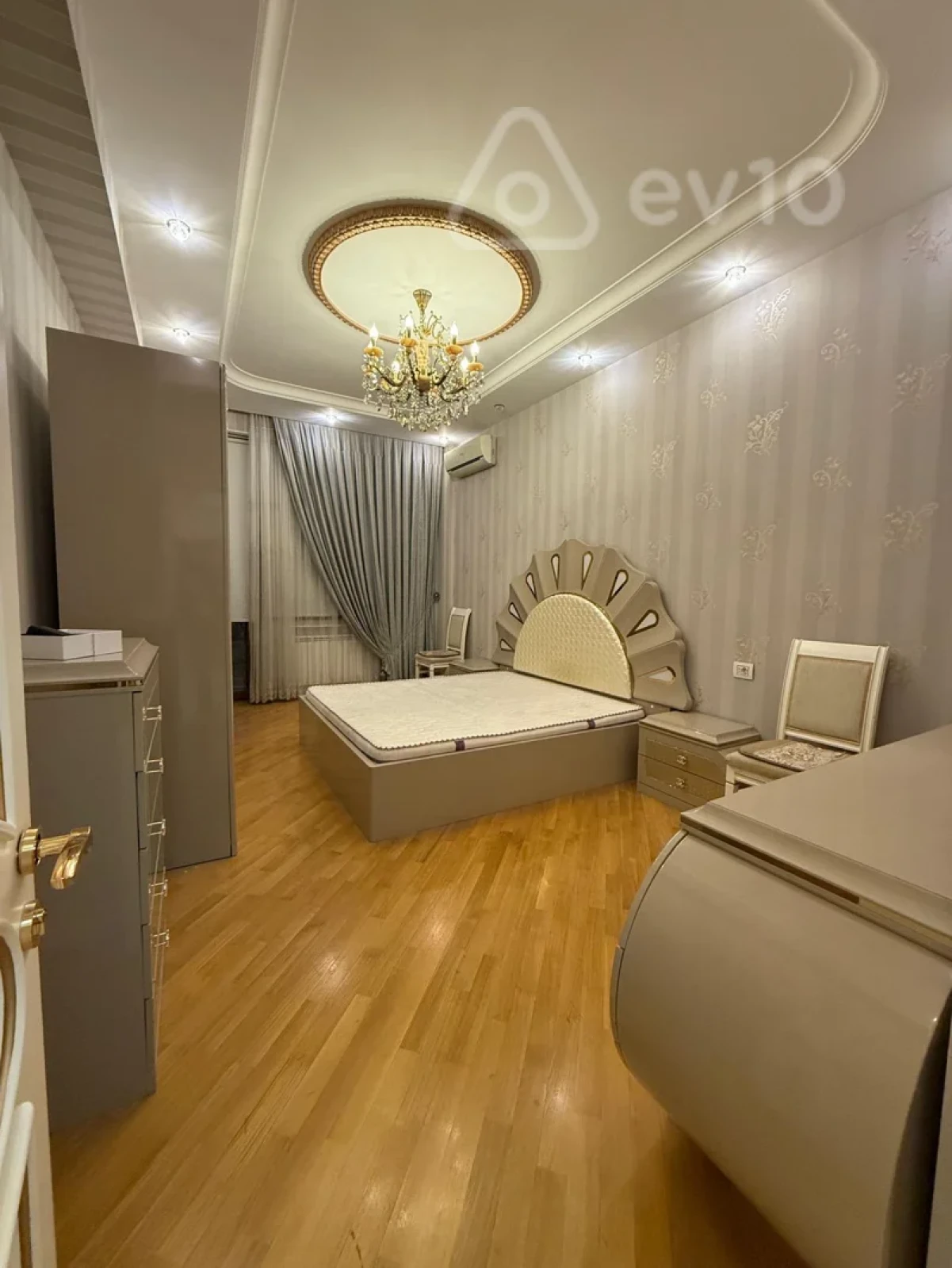 Satılır 4 otaqlı yeni tikili 180 m²