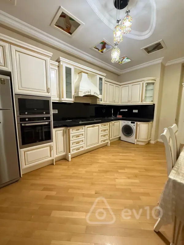 Satılır 4 otaqlı yeni tikili 180 m²