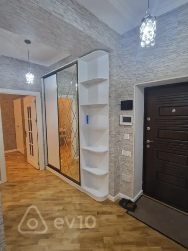 Kirayə verilir 2 otaqlı yeni tikili 70 m²