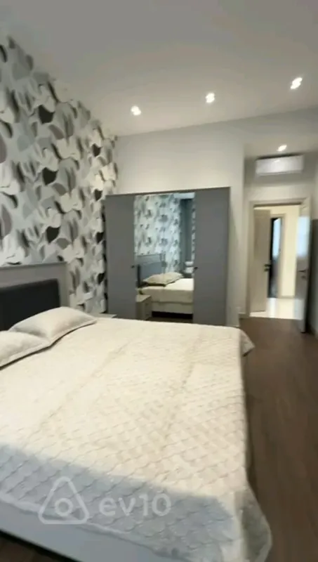 Kirayə verilir 3 otaqlı yeni tikili 140 m²