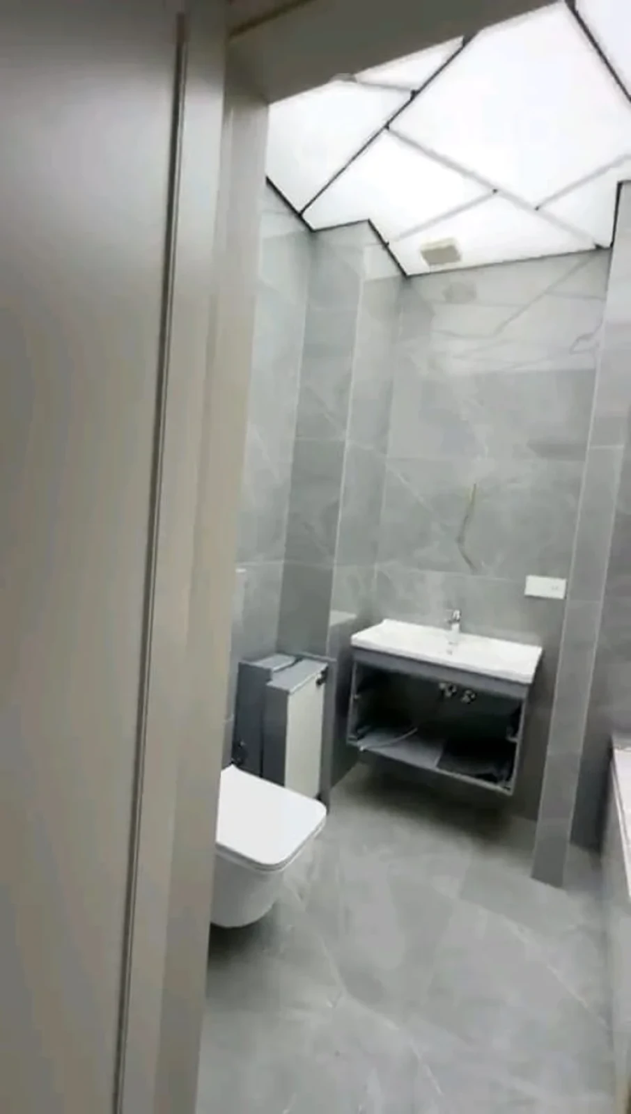 Kirayə verilir 3 otaqlı yeni tikili 140 m²