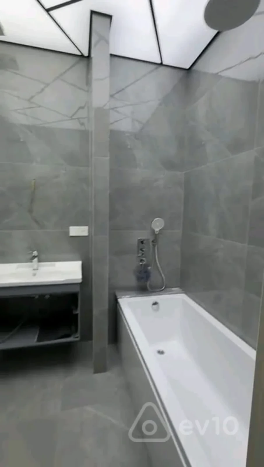 Kirayə verilir 3 otaqlı yeni tikili 140 m²