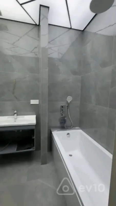 Kirayə verilir 3 otaqlı yeni tikili 140 m²