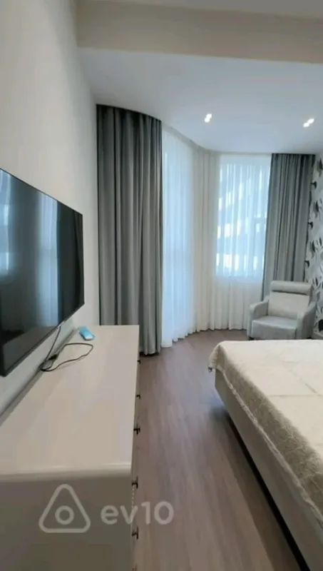 Kirayə verilir 3 otaqlı yeni tikili 140 m²