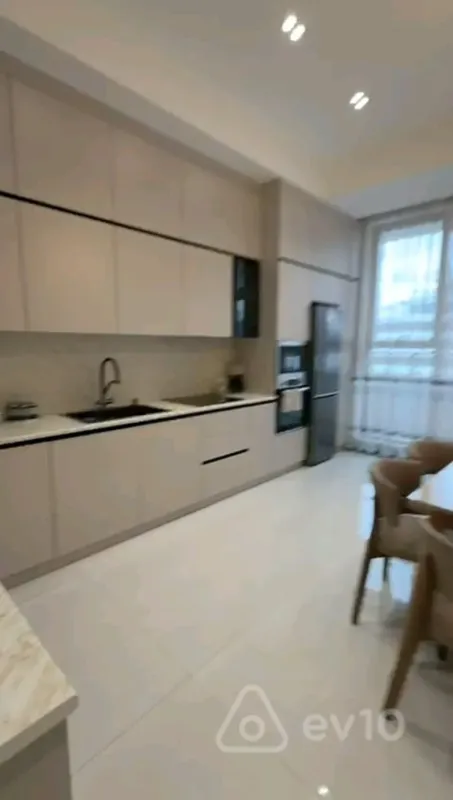 Kirayə verilir 3 otaqlı yeni tikili 140 m²