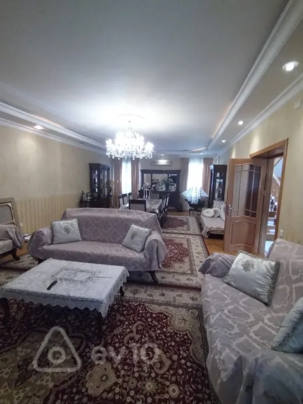 Satılır 10 otaqlı həyət evi 650 m²