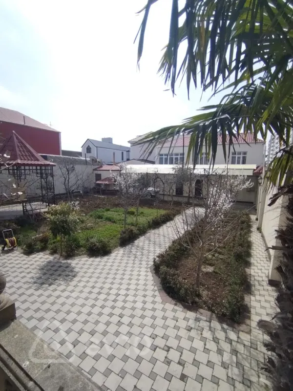Satılır 10 otaqlı həyət evi 650 m²