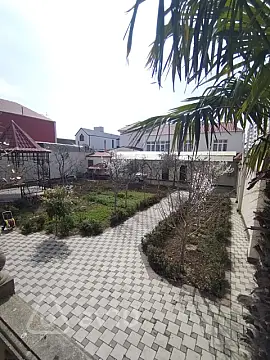 Satılır 10 otaqlı həyət evi 650 m²