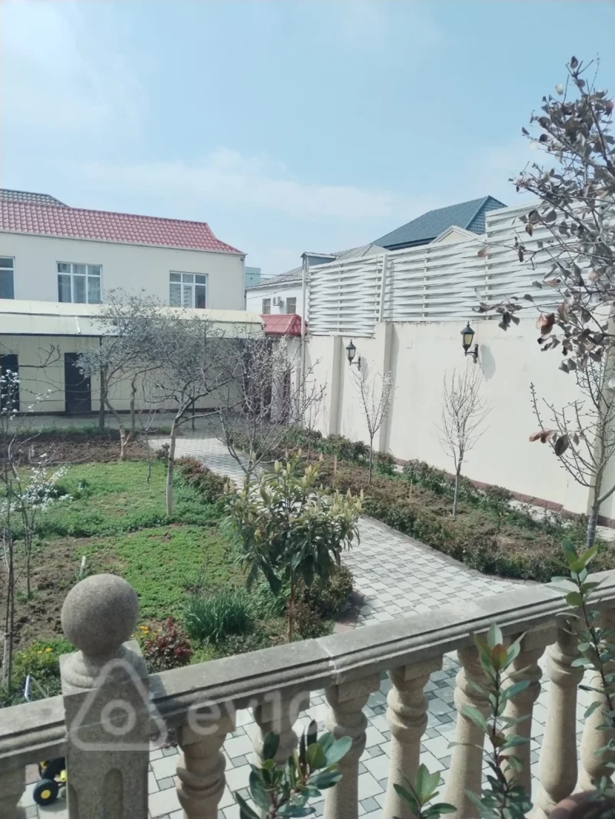 Satılır 10 otaqlı həyət evi 650 m²