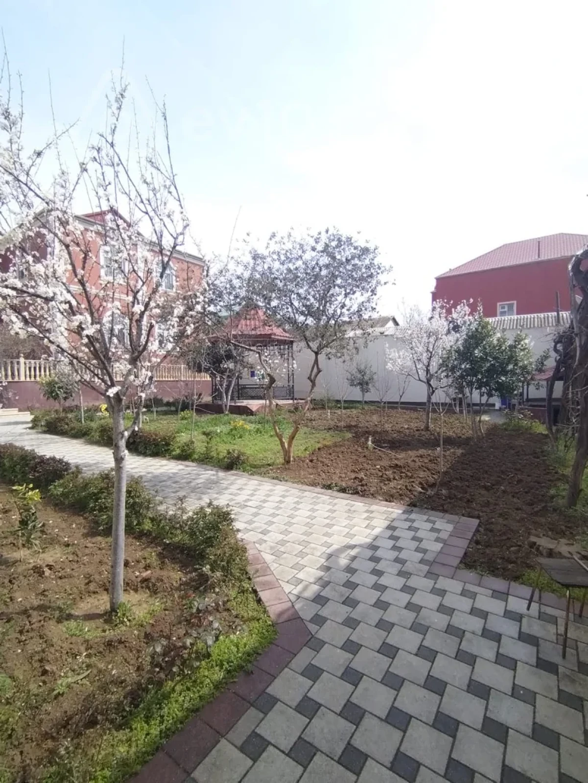 Satılır 10 otaqlı həyət evi 650 m²