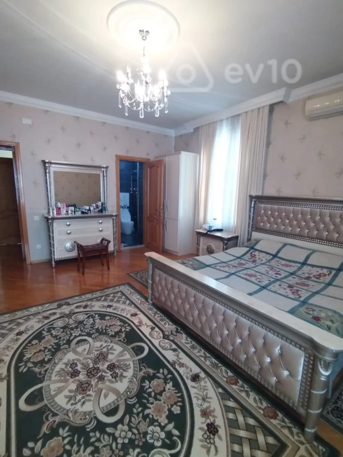 Satılır 10 otaqlı həyət evi 650 m²