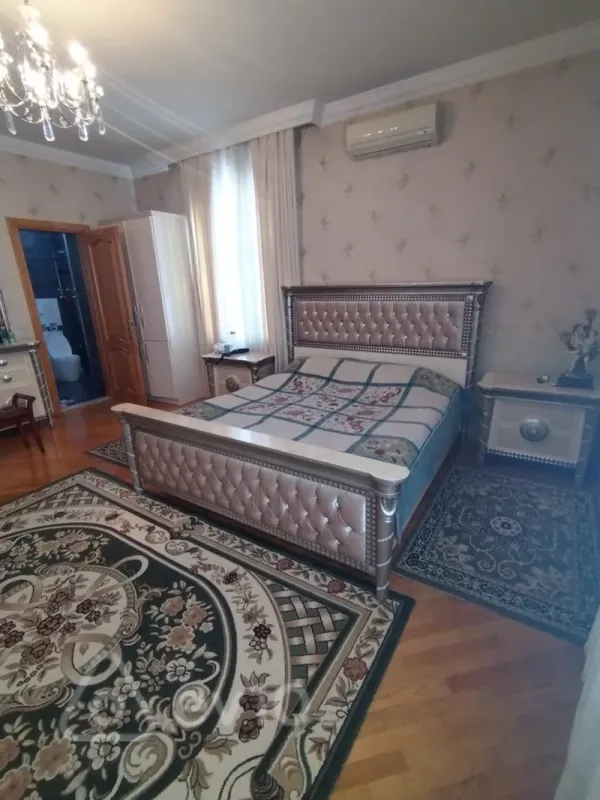 Satılır 10 otaqlı həyət evi 650 m²