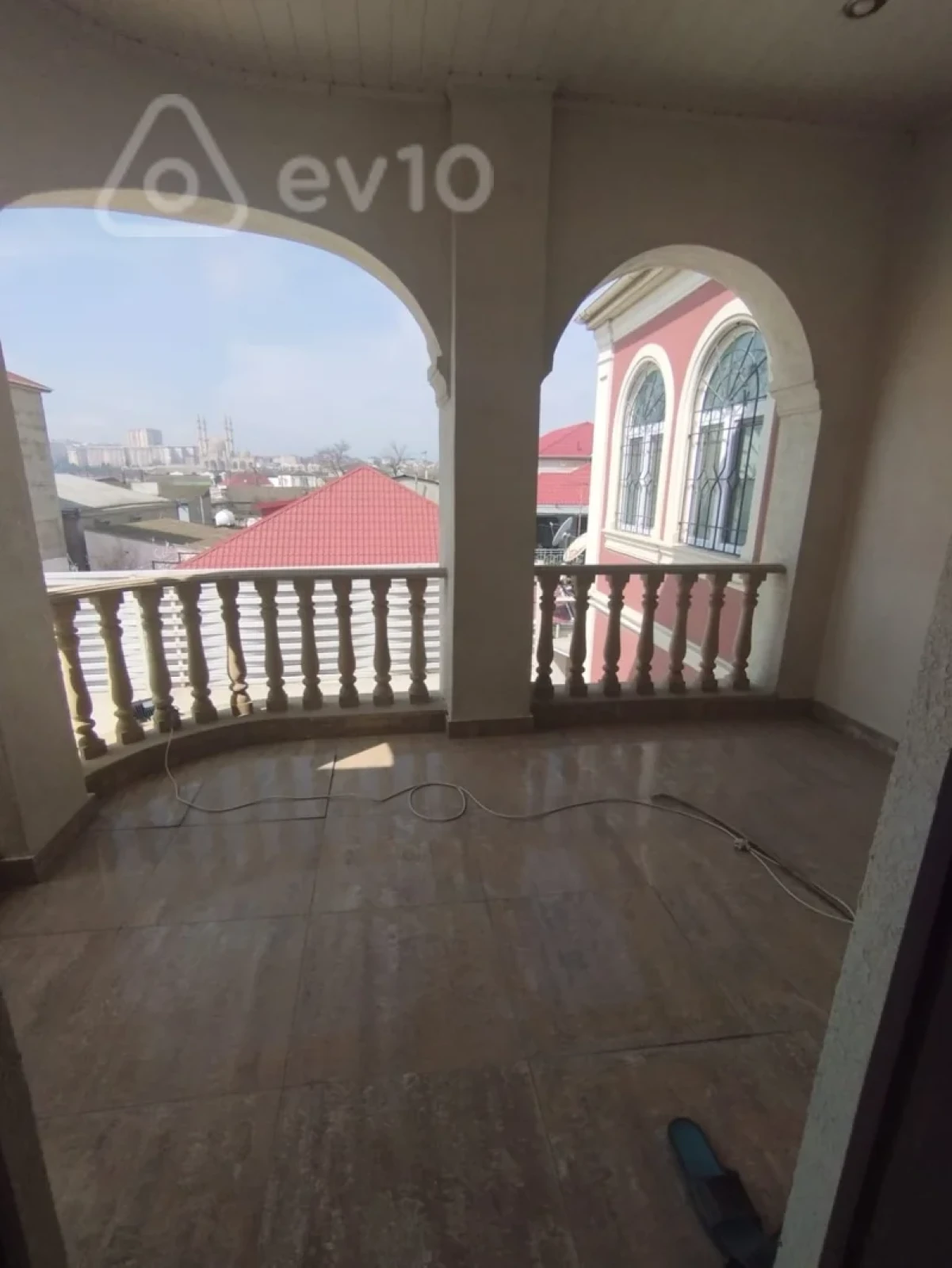 Satılır 10 otaqlı həyət evi 650 m²
