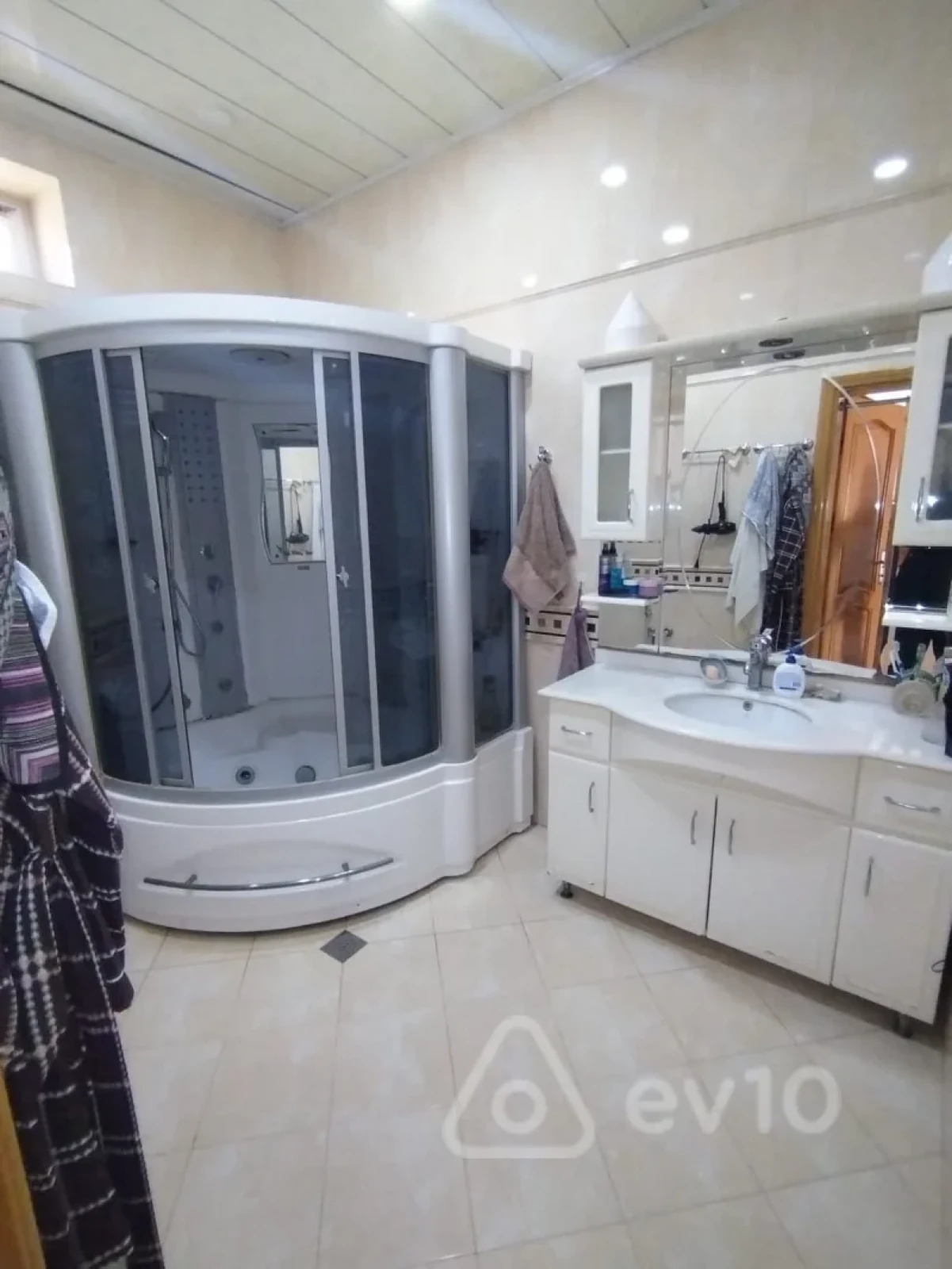 Satılır 10 otaqlı həyət evi 650 m²