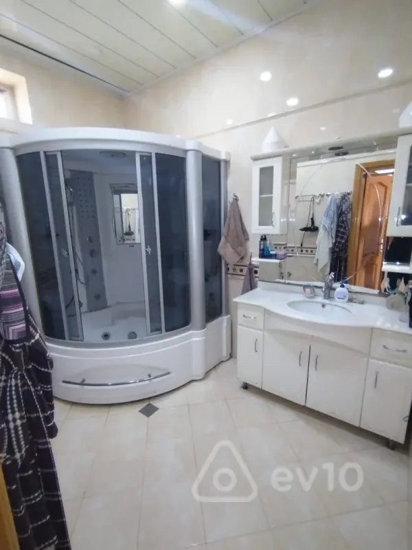 Satılır 10 otaqlı həyət evi 650 m²