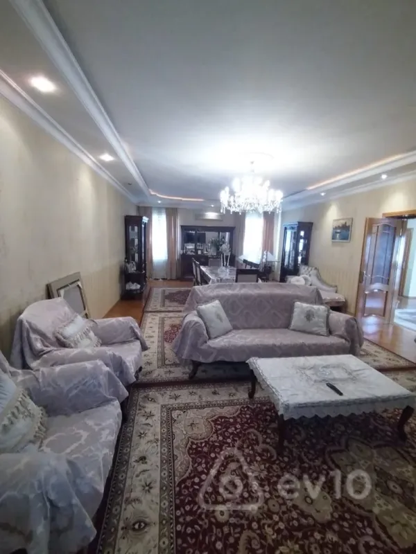 Satılır 10 otaqlı həyət evi 650 m²