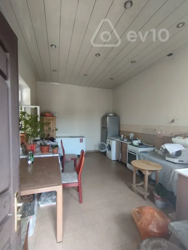 Satılır 10 otaqlı həyət evi 650 m²