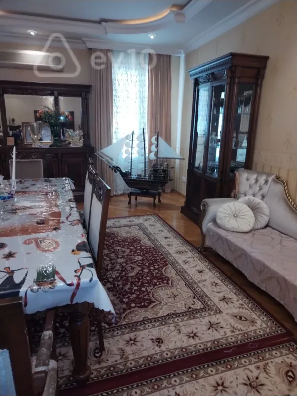 Satılır 10 otaqlı həyət evi 650 m²