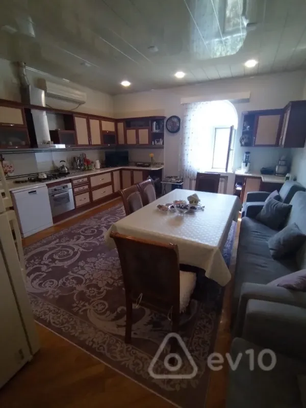Satılır 10 otaqlı həyət evi 650 m²