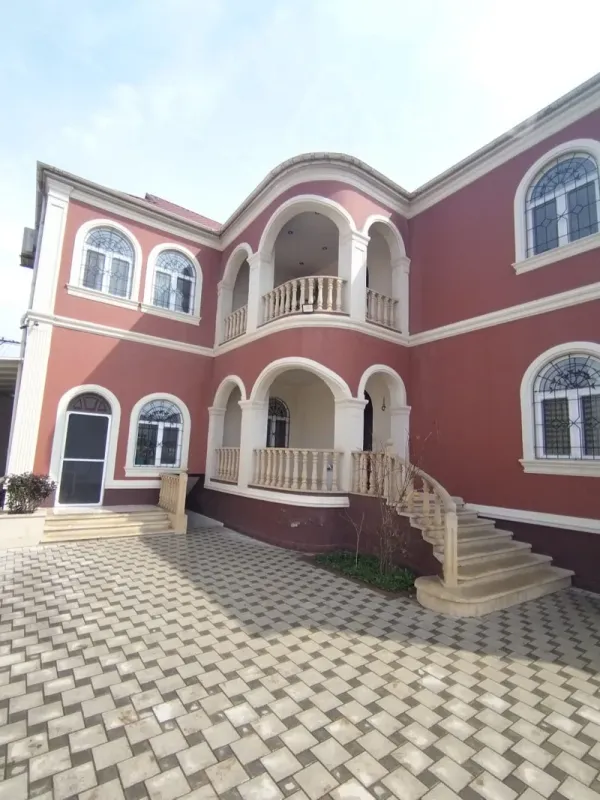 Satılır 10 otaqlı həyət evi 650 m²