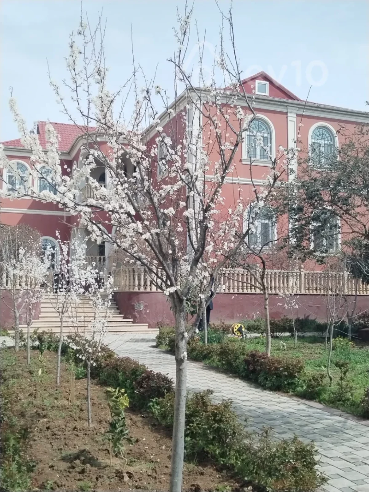 Satılır 10 otaqlı həyət evi 650 m²