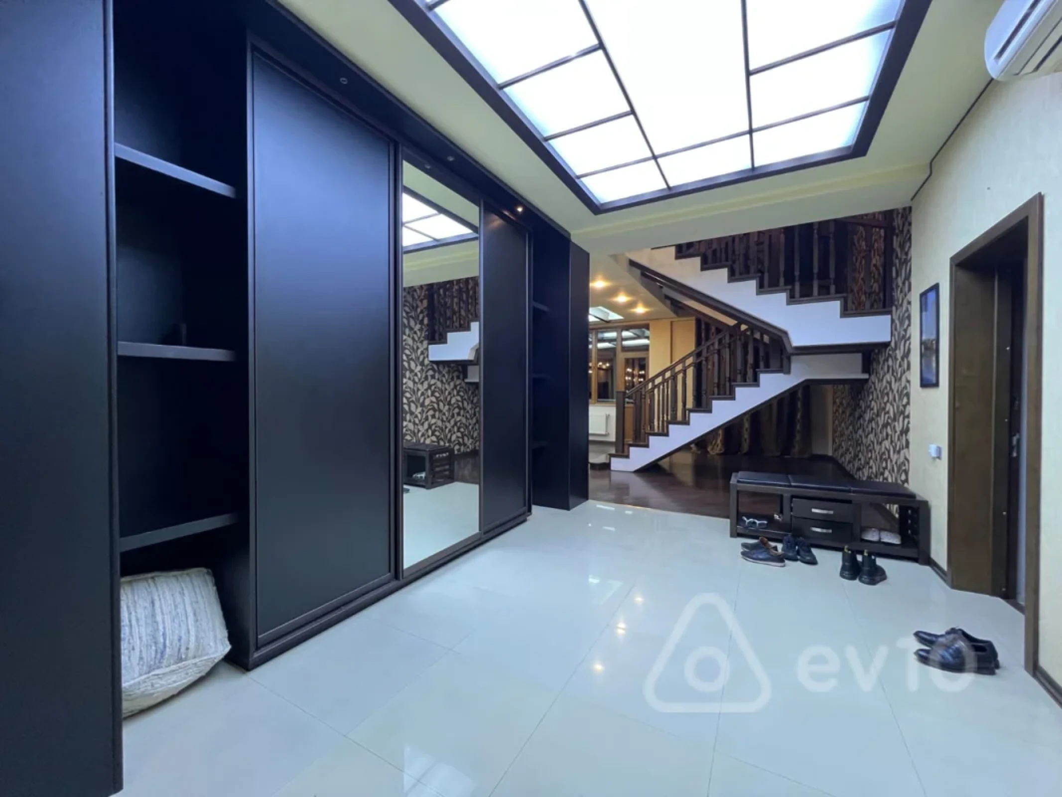 Kirayə verilir 5 otaqlı yeni tikili 450 m²