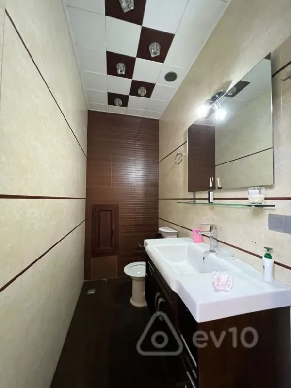 Kirayə verilir 5 otaqlı yeni tikili 450 m²