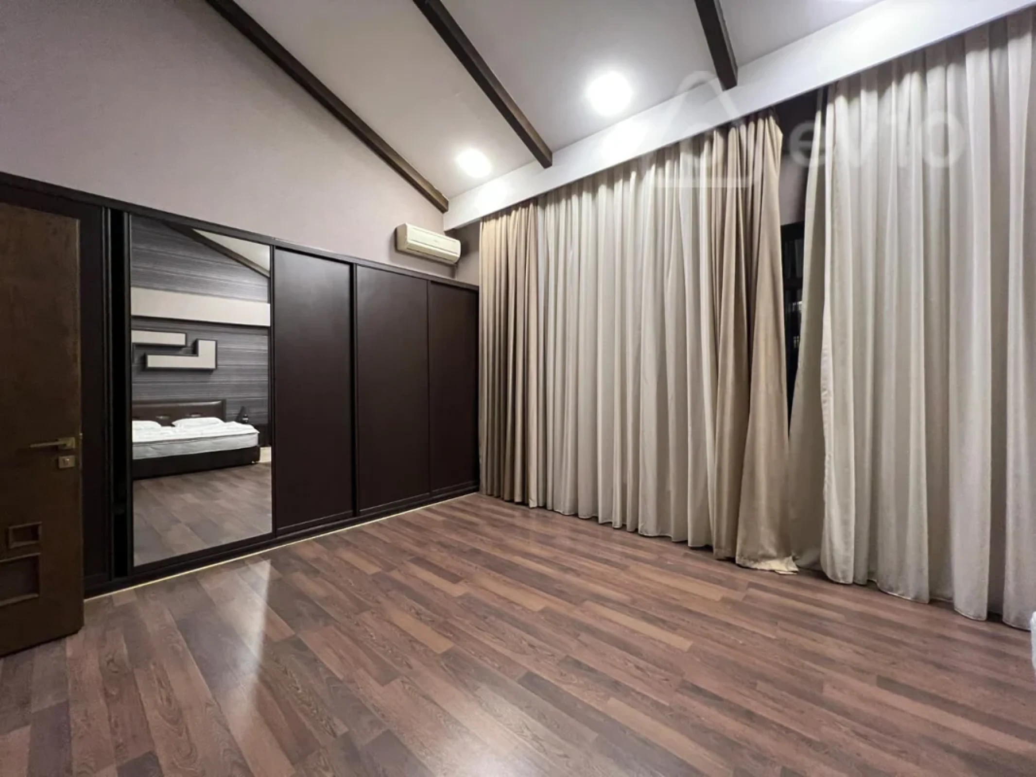 Kirayə verilir 5 otaqlı yeni tikili 450 m²