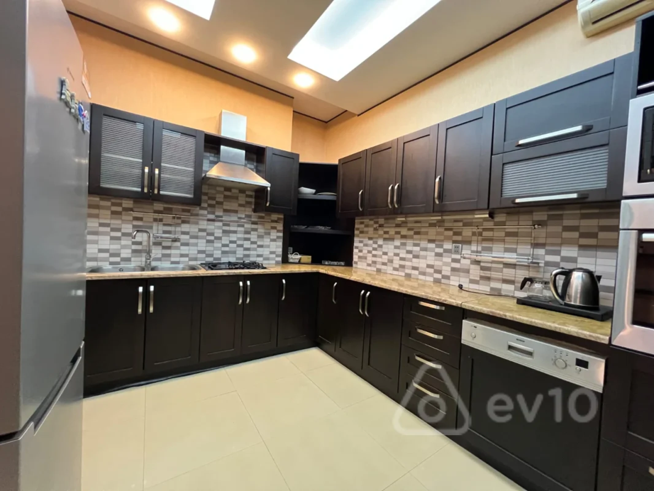 Kirayə verilir 5 otaqlı yeni tikili 450 m²