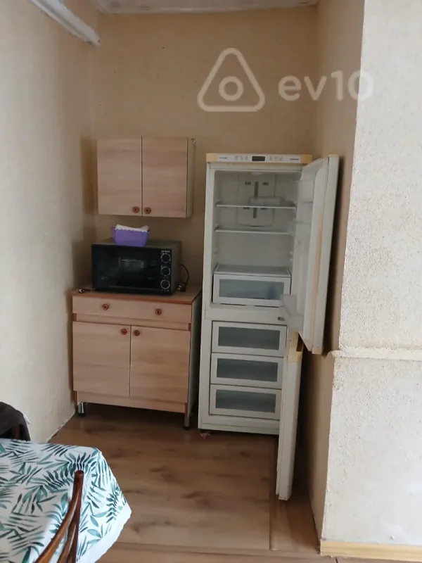 Satılır 2 otaqlı köhnə tikili 70 m²