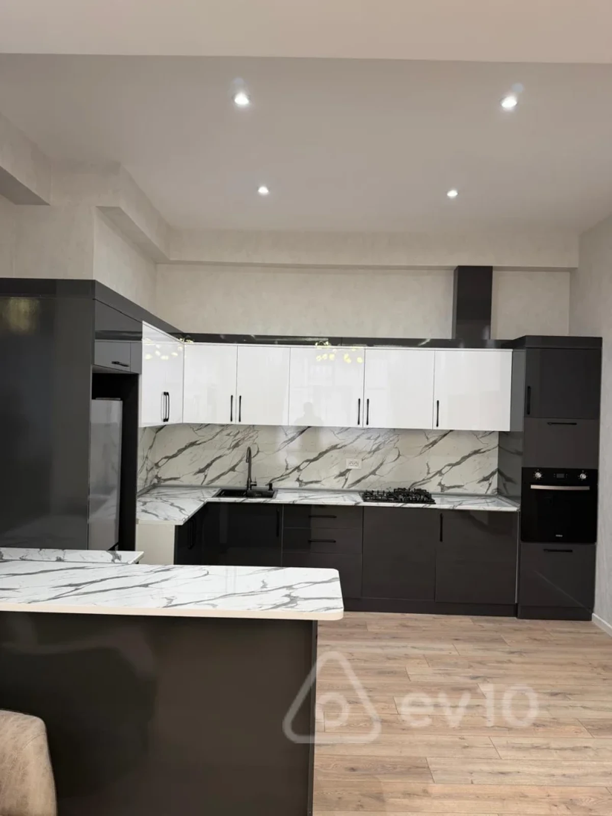 Satılır 2 otaqlı yeni tikili 80 m²