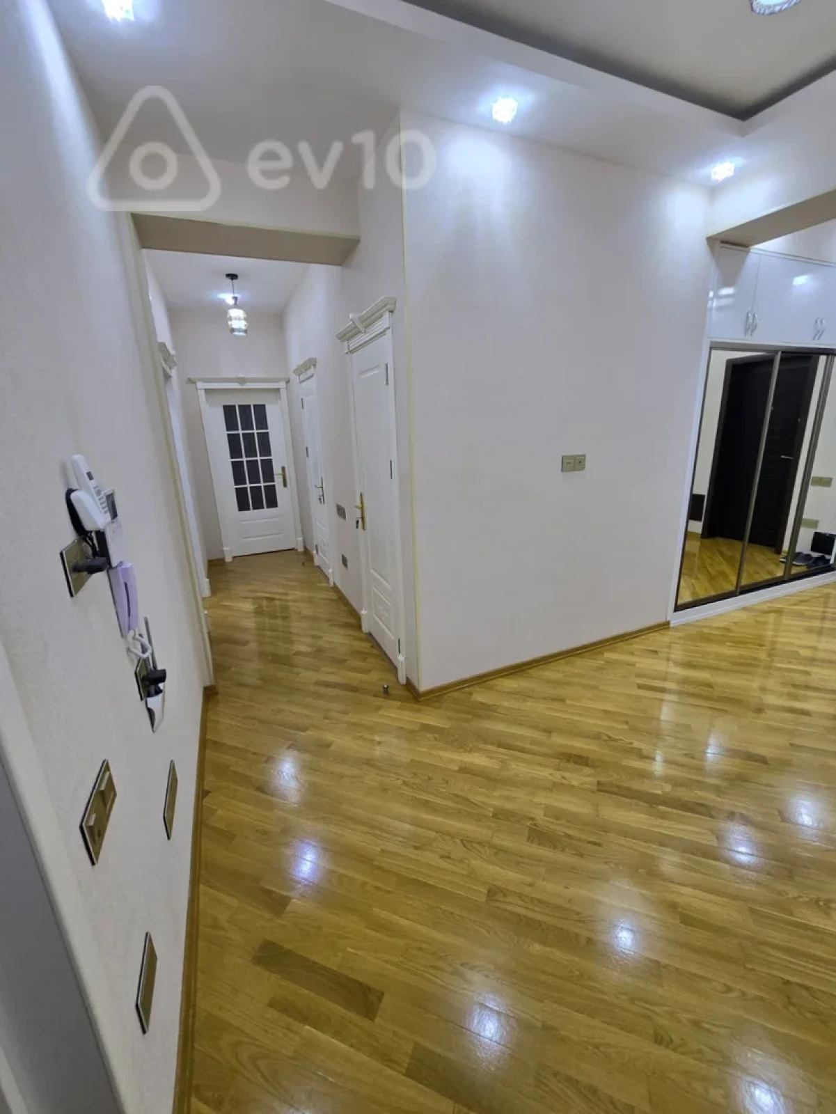 Kirayə verilir 2 otaqlı yeni tikili 94 m²