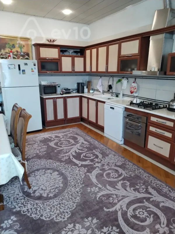 Satılır 9 otaqlı həyət evi 640 m²