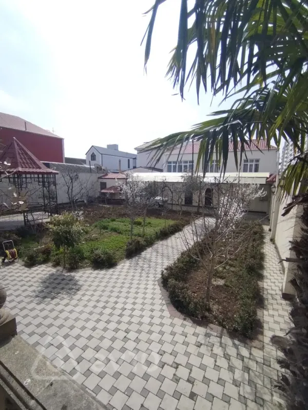 Satılır 9 otaqlı həyət evi 640 m²