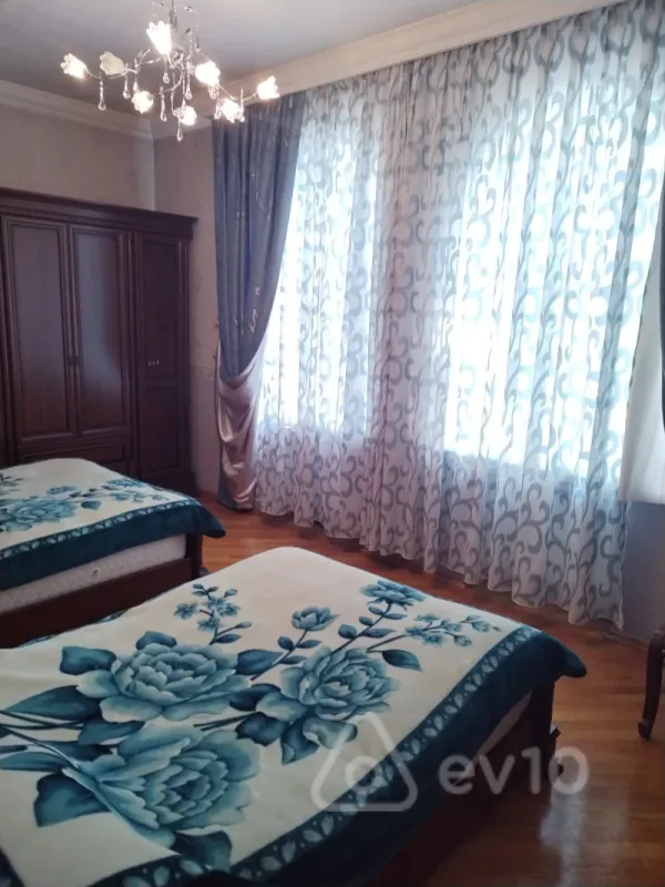 Satılır 9 otaqlı həyət evi 640 m²