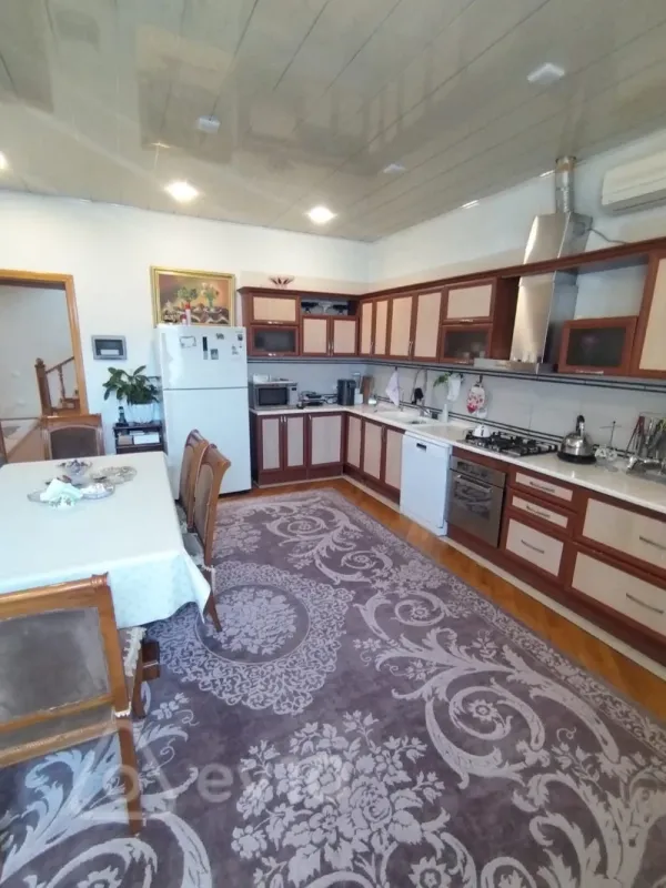 Satılır 9 otaqlı həyət evi 640 m²