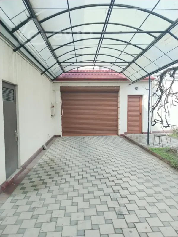 Satılır 9 otaqlı həyət evi 640 m²